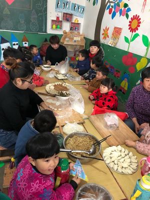 新汶街道办事处金苹果幼儿园豆豆班半日活动“冬至到包饺子”