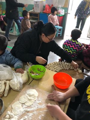 新汶街道办事处金苹果幼儿园豆豆班半日活动“冬至到包饺子”