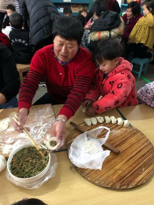 新汶街道办事处金苹果幼儿园豆豆班半日活动“冬至到包饺子”