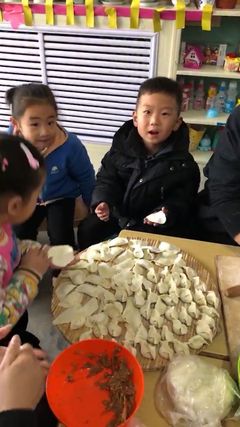 新汶街道办事处金苹果幼儿园豆豆班半日活动“冬至到包饺子”