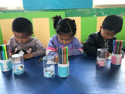 金苹果幼儿园中二班创意美术《神奇的小手》