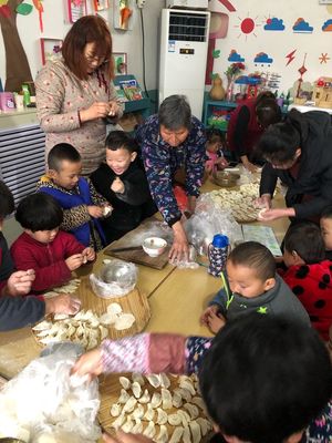 新汶街道办事处金苹果幼儿园豆豆班半日活动“冬至到包饺子”
