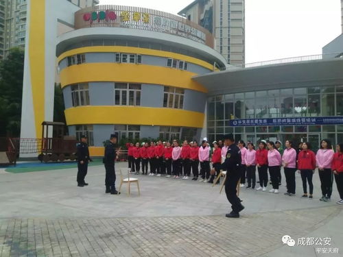 站好平安的护学岗——图记天府公安巡警大队校园安保行动于金苹果幼儿园
